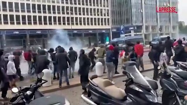 Sciopero Gaza, tensioni al corteo a Milano: sassaiola contro la polizia