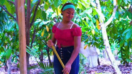Esta mujer Comia primero ella antes que servirle a la visita    LA SOCIA 15