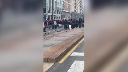 Gli scontri all'esterno della stazione Centrale di Milano, lancio di pietre e bottiglie