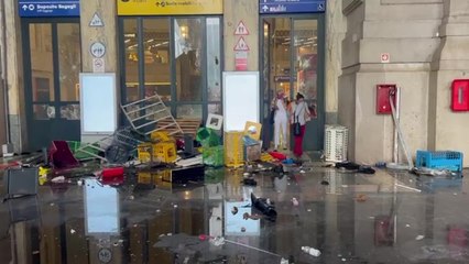 Le immagini delle vetrate in frantumi in stazione Centrale a Milano dopo l'assalto dei manifestanti