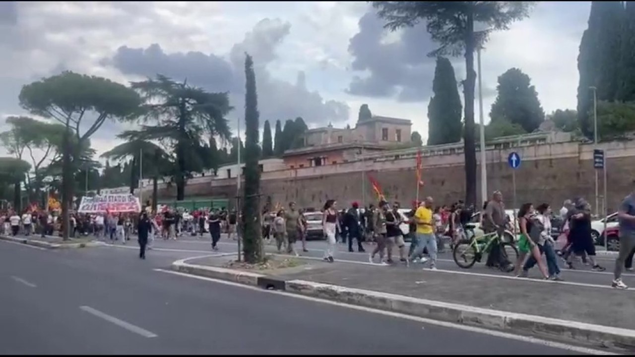 Sciopero generale Roma: traffico bloccato sulla Tangenziale Est ma dalle auto c'è chi applaude i manifestanti
