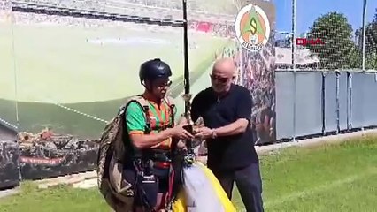 Paraşütle indi, kazandığı kupayı takdim etti