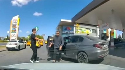 Trafikte yol verme tartışması kamerada