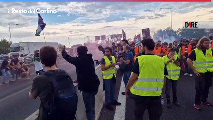 Blocco dell'autostrada a Bologna: il video di lacrimogeni e idranti