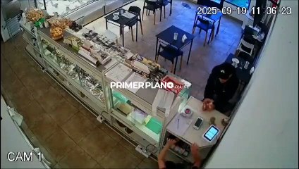 VIDEO: ¡Logró someterlo! Cliente frustró asalto en una panadería de Argentina