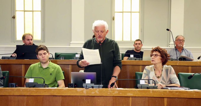 Omicidio Kirk, minuto di silenzio in consiglio comunale a Ferrara. L'opposizione se ne va