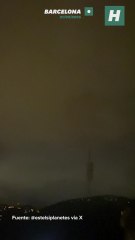 El momento en el que un rayo cae sobre una gran antena durante las lluvias de la pasada noche en Barcelona