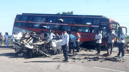 Video: बस की चपेट में आई कार, पति की मौत व पत्नी व दो बच्चे घायल
