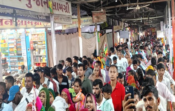 Video: शारदीय नवरात्र के पहले दिन उमड़ा श्रद्धालुओं का हुजूम, लगी लंबी कतारें