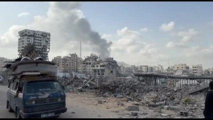 I palestinesi in fuga da Gaza sotto le bombe israeliane