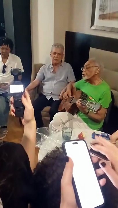 Ícones da música brasileira ensaiam antes de subir ao trio elétrico em Copacabana