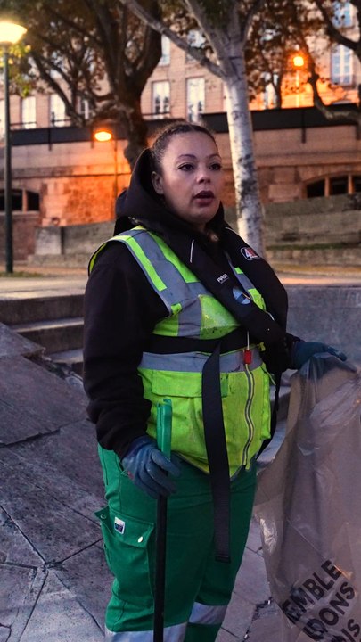 « Il faut que les gens comprennent que l’éboueur est un être humain. » Aïcha est éboueur à Paris. Pour neo, elle témoigne du mépris et du manque de reconnaissance que subissent encore trop souvent les agents de propreté. 💬🧹