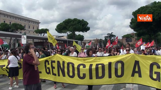 Netanyahu wanted , i cartelli dei manifestanti pro Palestina a Piazza dei Cinquecento a Roma