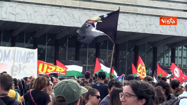 Netanyahu wanted , i cartelli dei manifestanti pro Palestina a Piazza dei Cinquecento a Roma