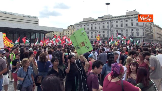 Piazza dei Cinquecento a Roma piena di manifestanti pro Palestina