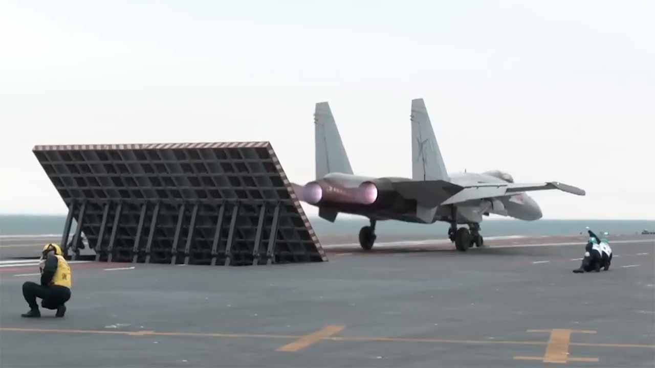Fujian voert eerste katapullanceringen uit met gevechtsvliegtuigen en AEW&C-vliegtuig