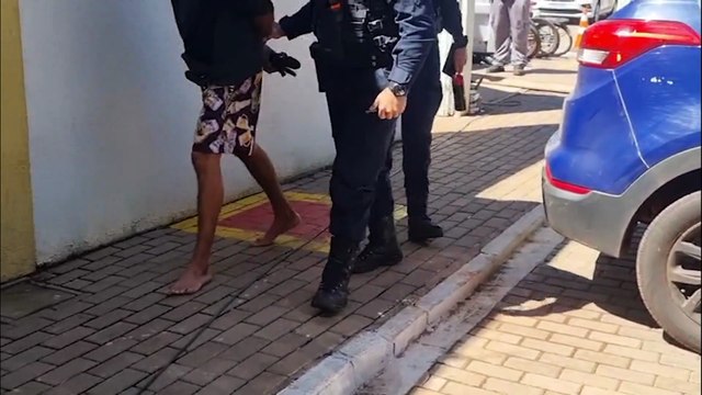 Homem é detido após furtar barras de chocolate em supermercado