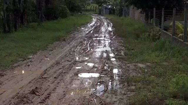 Problemas de Infraestrutura e Segurança na Acesso ao Sítio Agrécio de Pau Santo: Buracos, Lama e Assaltos na Zona Rural de Caruaru