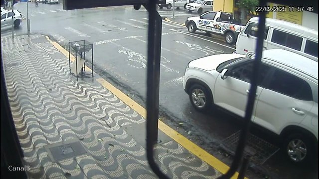 Vídeo mostra momento em que ambulância do Corpo de Bombeiros bate com Hyundai Creta