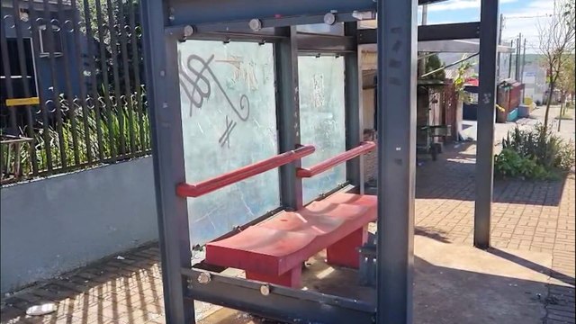 Ponto de ônibus no Floresta tem vidro quebrado e população sofre o prejuízo