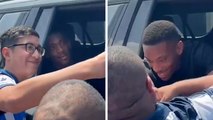 Anthony Martial es apapachado por la afición de Rayados y así los consciente
