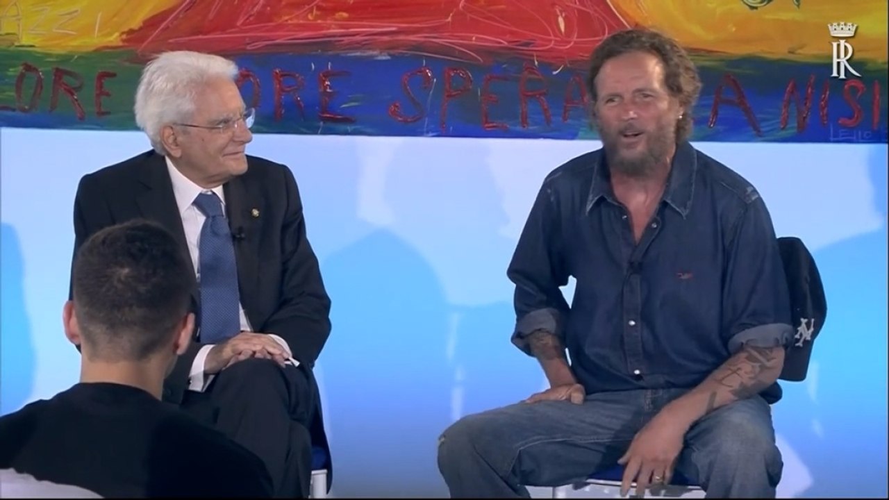 Mattarella inaugura l'anno scolastico a Nisida con Jovanotti: »La scuola è veicolo per il futuro»