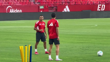 Alexis Sánchez y Juanlu conversan en medio del entreno del Sevilla FC
