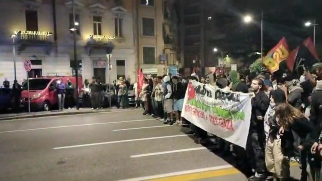 Il corteo proPal cerca di forzare il blocco della polizia per raggiungere la stazione ferroviaria di Brescia