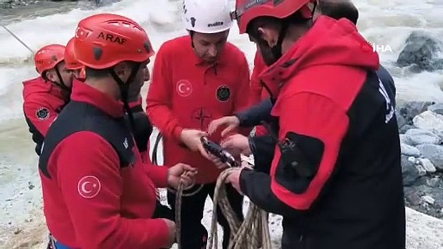 Rize’de kullandığı teleferik selde zarar görünce evinde mahsur kalan kadın kurtarıldı