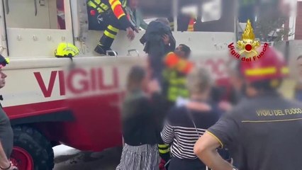 300 bambini bloccati in alcune scuole a Milano: salvati dai pompieri con un mezzo anfibio