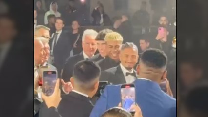 Cánticos de "¡p*** Barça!" en la alfombra roja para recibir a la delegación azulgrana