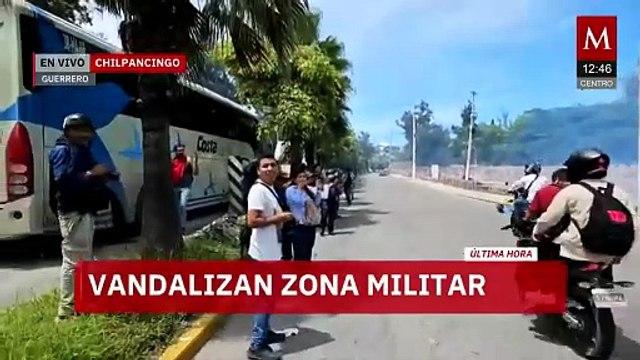 Normalistas de Ayotzinapa vandalizan instalaciones de la Zona Militar 35 en Chilpacingo, Guerrero