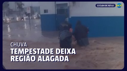 Chuva atinge Nova Serrana e alaga rua no Bairro Park Dona Gumercinda