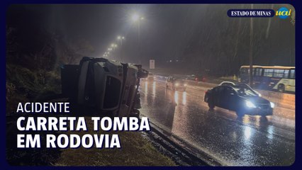 Carreta tomba no sentido Vitória e bloqueia faixas no Anel Rodoviário, em BH