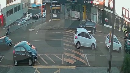 Batida entre moto e Saveiro no São Cristóvão é flagrada por câmera