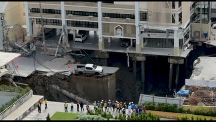Bangkok, si apre voragine di una cinquantina di metri in strada
