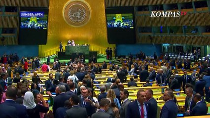 Momen Emmanuel Macron Peluk Duta Besar Palestina untuk PBB