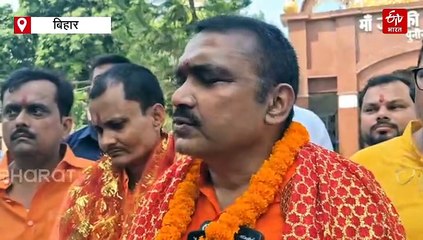 बिहार में BJP विधायक ने बांटा त्रिशूल, बोले- 'मां के हाथ में जितने अस्त्र-शस्त्र, सभी बांटेंगे'