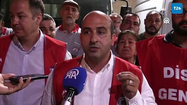 Karşıyaka Belediyesi'nde 5 aydır maaş alamadıklarını söyleyen işçiler iş bıraktı