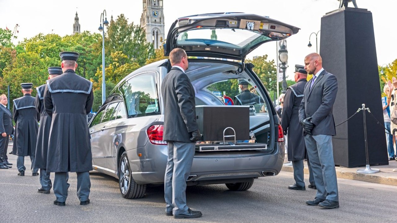 Trauerzug und letzter Schlussapplaus: Wien nahm Abschied von Peymann