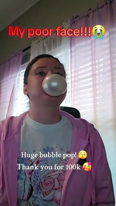 Faire des bulles dans des bulles de chewing-gum