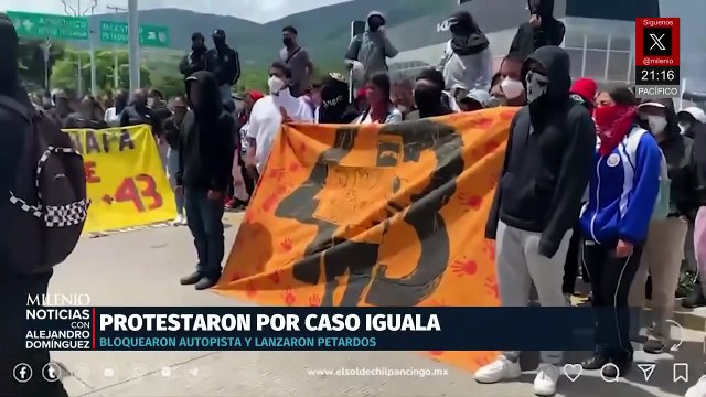 Normalistas de Ayotzinapa lanzan petardos a zona militar en Chilpancingo Guerrero