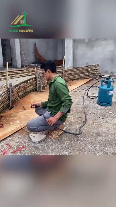 Quá Trình Uốn Cong Tre Và Ghép Những Cây Tre Vào Nhau Để Tạo Thành Cột Nhà - Tre trúc Ngọc Dương