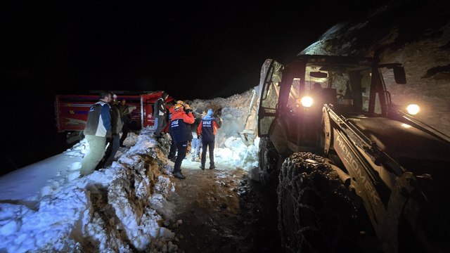 Yaylada 6 aracın üzerine çığ düştü; mahsur kalan 15 kişi kurtarıldı