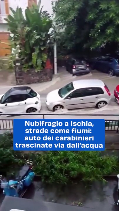 Nubifragio a Ischia, strade come fiumi: auto dei carabinieri trascinate via dall’acqua