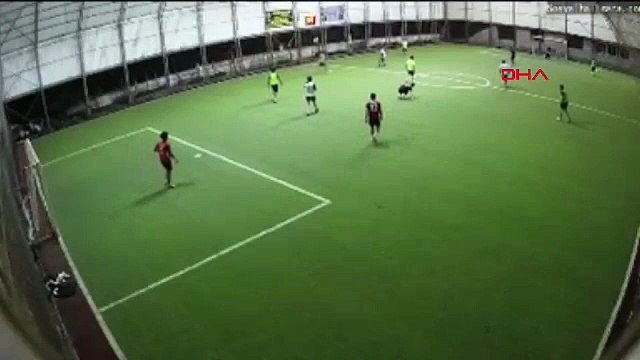 Bir anda yere yığıldı... Halı sahada kahreden ölüm