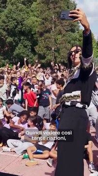 Ghali torna alle medie Iqbal Mashi di Milano dopo 18 anni: Più emozionato che a un concerto