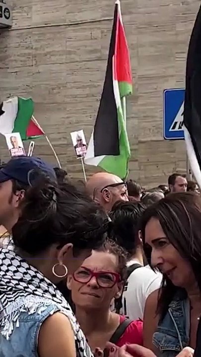 "Zerocalcare: I Giovani Comprendono le Ingiustizie Oltre Ogni Limite di Umanità e Diritto"