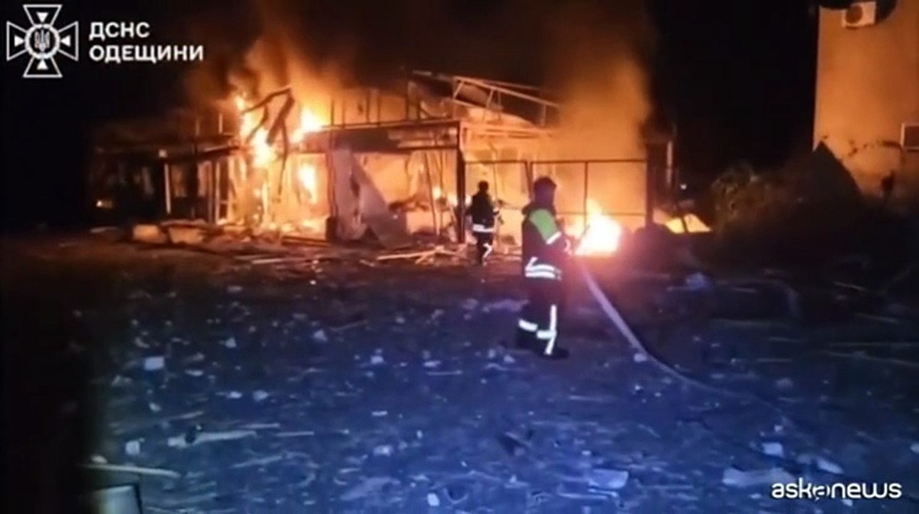 Ucraina, vigili del fuoco al lavoro dopo l'attacco russo a Odessa