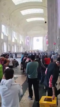 Scontri Violenti alla Stazione Centrale: Polizia Sotto Assedio dai Manifestanti